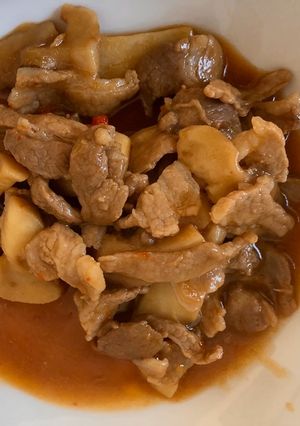 Hình của món Thịt heo rim nấm chua cay.