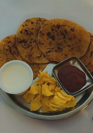 ચીઝ ગાર્લિક આલુ પરોઠા (Cheese Garlic Aloo Paratha Recipe In Gujarati) રેસીપી મુખ્ય ફોટો