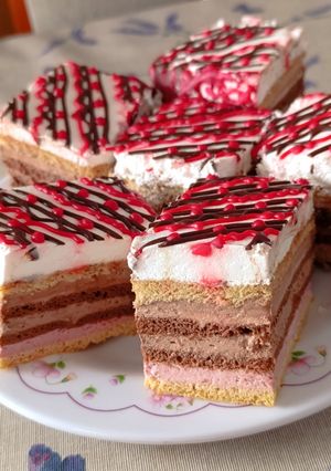 Csokis, málnakrémes, tejszínes, mascarponés szelet recept fotója