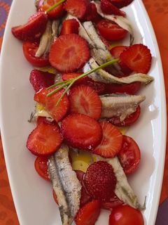 Una foto de Boquerones, cherrys y fresas