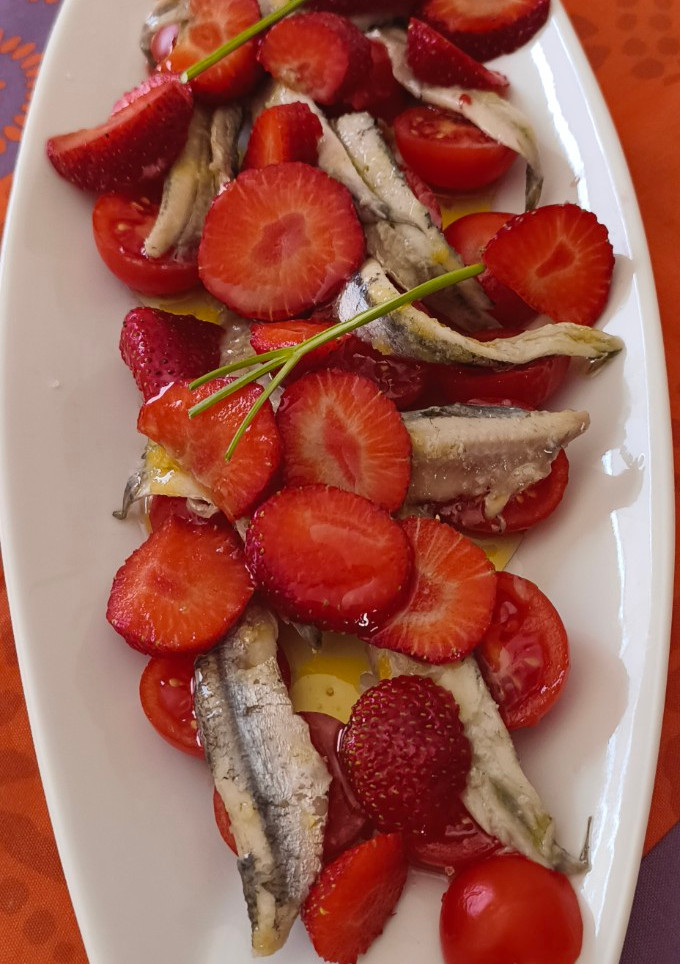 Una foto de Boquerones, cherrys y fresas