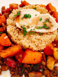 Una foto de Quinoa con calabaza asada y ternera