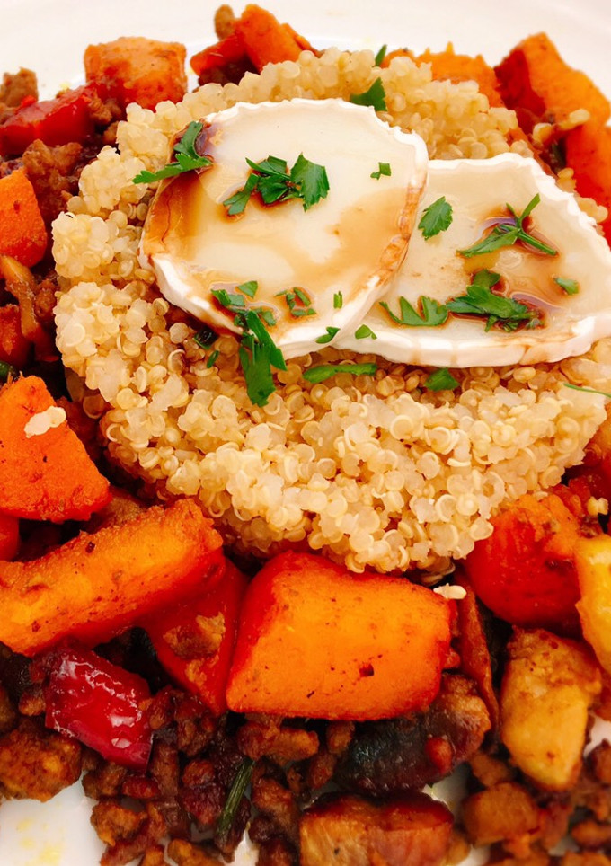 Una foto de Quinoa con calabaza asada y ternera