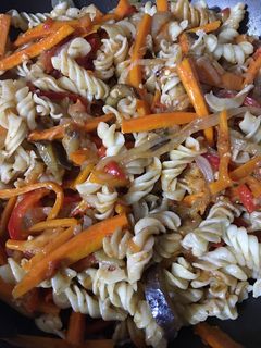 Una foto de Salteado de vegetales con fideos estilo oriental