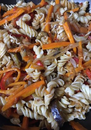 Una foto de Salteado de vegetales con fideos estilo oriental