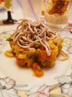 Una foto de Tartar de salmón con mango y aguacate