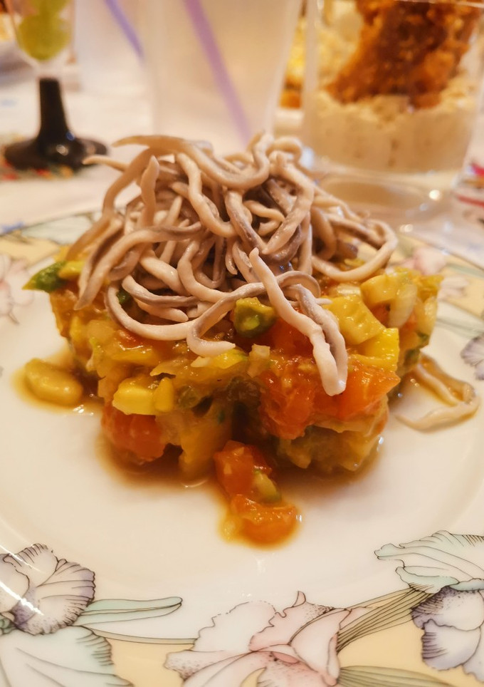 Una foto de Tartar de salmón con mango y aguacate