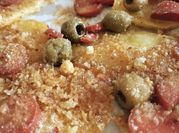 Una foto di wurstel e patate a forno