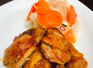Una foto de Pollo a la plancha con mostaza Japonés TORINOMASTARDJYAKI🇺🇾🇯🇵鶏のマスタード焼き🍱para lonchera