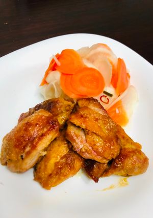 Una foto de Pollo a la plancha con mostaza Japonés TORINOMASTARDJYAKI🇺🇾🇯🇵鶏のマスタード焼き🍱para lonchera