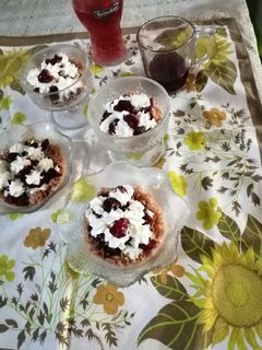Gesztenye-püré 🥥🌰🍩 gyümölccsel 🍎🍓🍒 tejszínhabbal recept fotója