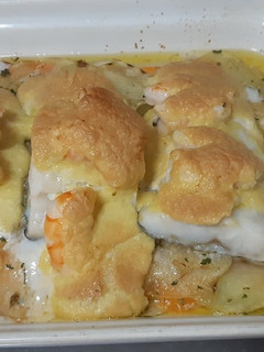 Una foto de Bacalao gratinado, con langostinos y verduras
