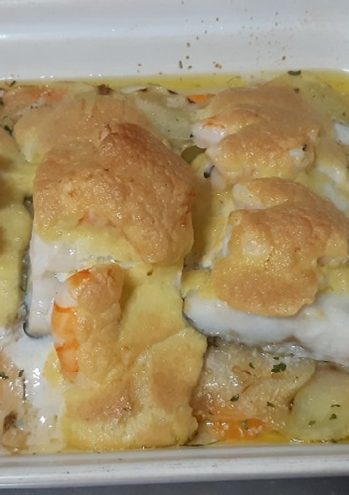 Una foto de Bacalao gratinado, con langostinos y verduras