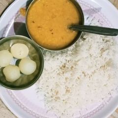 A picture of Dal arhar and rice.