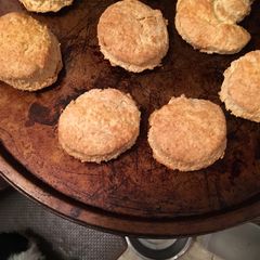 A picture of Cream biscuits.
