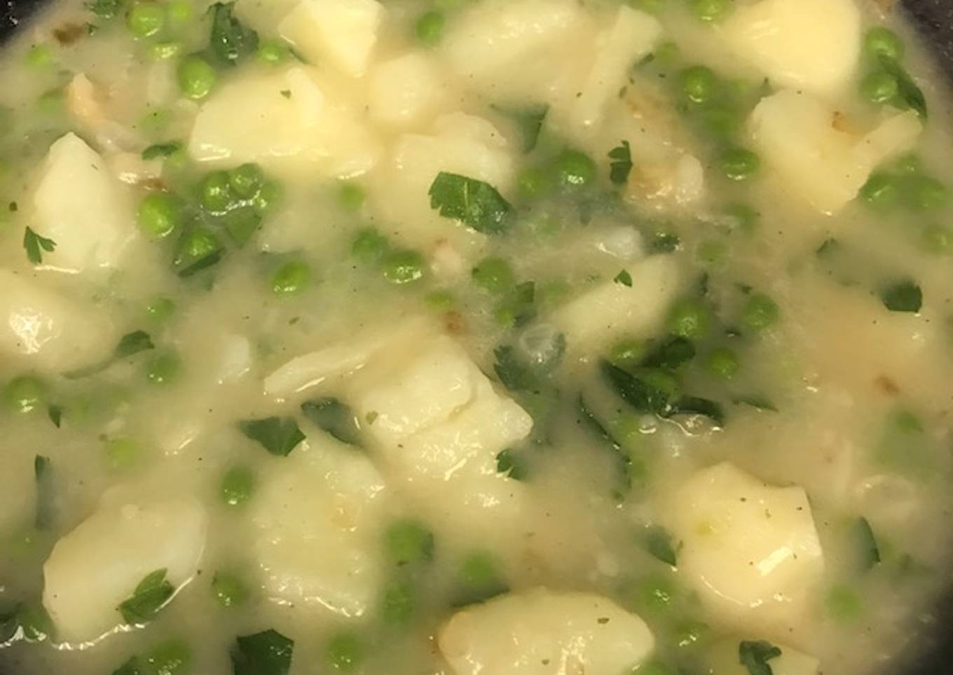 Chícharos con papas en vino blanco ©