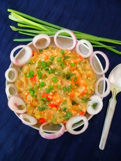बैंगन और टमाटर की चटपट्टी चोखा (baingan aur tamatar ki chatpati chokha recipe in Hindi) रेसिपी मुख्य फोटो