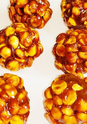 A picture of Roasted chana dal laddu.