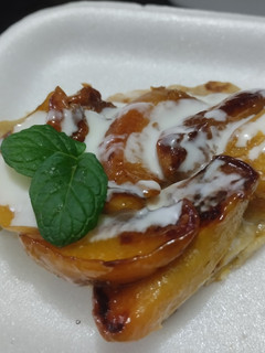 Una foto de Postre🥧sencillo de duraznos naturales, yogur🥛y banano🍑🍌🍯