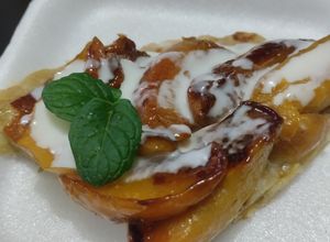 Una foto de Postre🥧sencillo de duraznos naturales, yogur🥛y banano🍑🍌🍯