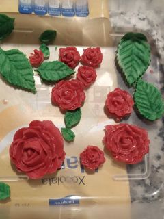 Una foto de Hojas y flores chocolate. Decoración pasteles y mona de Pascua