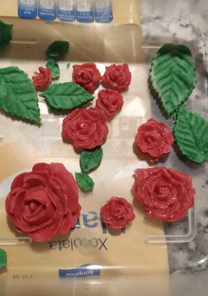 Una foto de Hojas y flores chocolate. Decoración pasteles y mona de Pascua