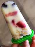Helado de yogur con frutillas, moras y granola light, fresco