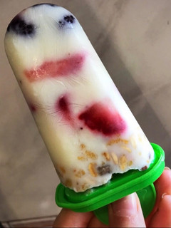 Una foto de Helado de yogur con frutillas, moras y granola light, fresco