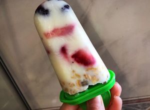 Una foto de Helado de yogur con frutillas, moras y granola light, fresco
