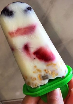 Una foto de Helado de yogur con frutillas, moras y granola light, fresco