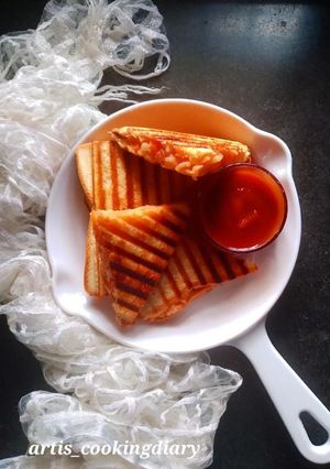 ग्रिल्ड आलू सैंडविच (Grilled Aloo Sandwich recipe in hindi) रेसिपी मुख्य फोटो