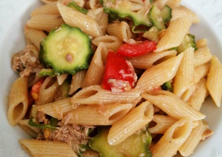 Pasta zucchine, tonno e pomodori