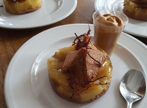 Une photo de Dacquoise pistache à l'ananas épicé, espuma rhum-caramel