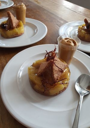 Une photo de Dacquoise pistache à l'ananas épicé, espuma rhum-caramel