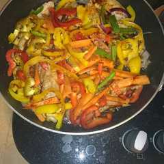 A picture of Pollo con vegetales y miel.