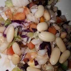 A picture of السلطة التركية مع الفاصوليا البيضاء.