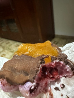 Una foto de Bombones de frutos rojos, cacao y mermelada de melocotón
