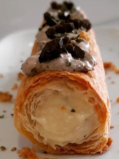 Una foto de Canelón crujiente de brandada con mayonesa de olivada