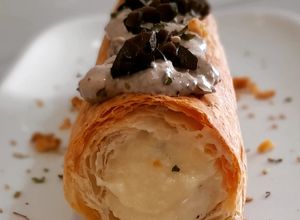 Una foto de Canelón crujiente de brandada con mayonesa de olivada
