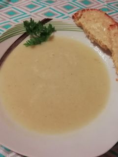 Hagymaleves sajtos krutonnal recept fotója
