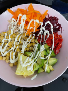 Una foto de Ensalada colorida de garbanzos