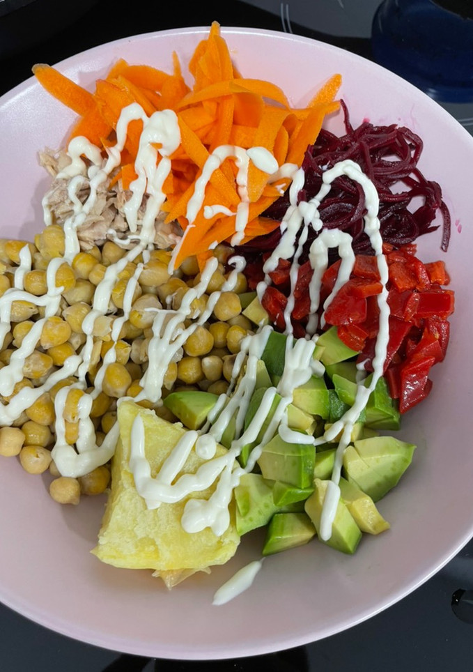 Una foto de Ensalada colorida de garbanzos
