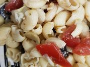 Une photo de salade pesto
