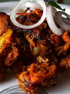 चिकन तंदुरी भुजिंग स्टाईल (chicken tandoori recipe in marathi) रेसिपी चे मुख्य फोटो