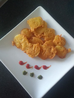 A picture of Aloo pakora.