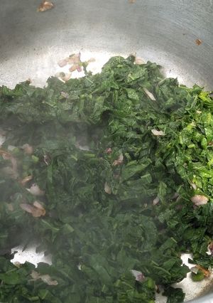 A picture of Fried pumpkin leaves.