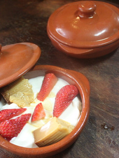 Una foto de Fresas con yogur griego y flan