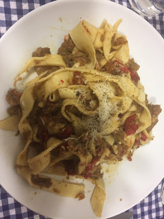Una foto de Pasta fresca con escalivada y atún