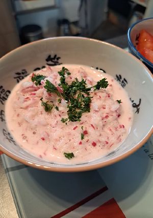 Une photo de Tzatziki de radis rose