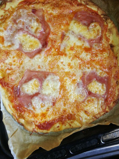 Una foto de Pizza casera de jamón york y queso de cabra